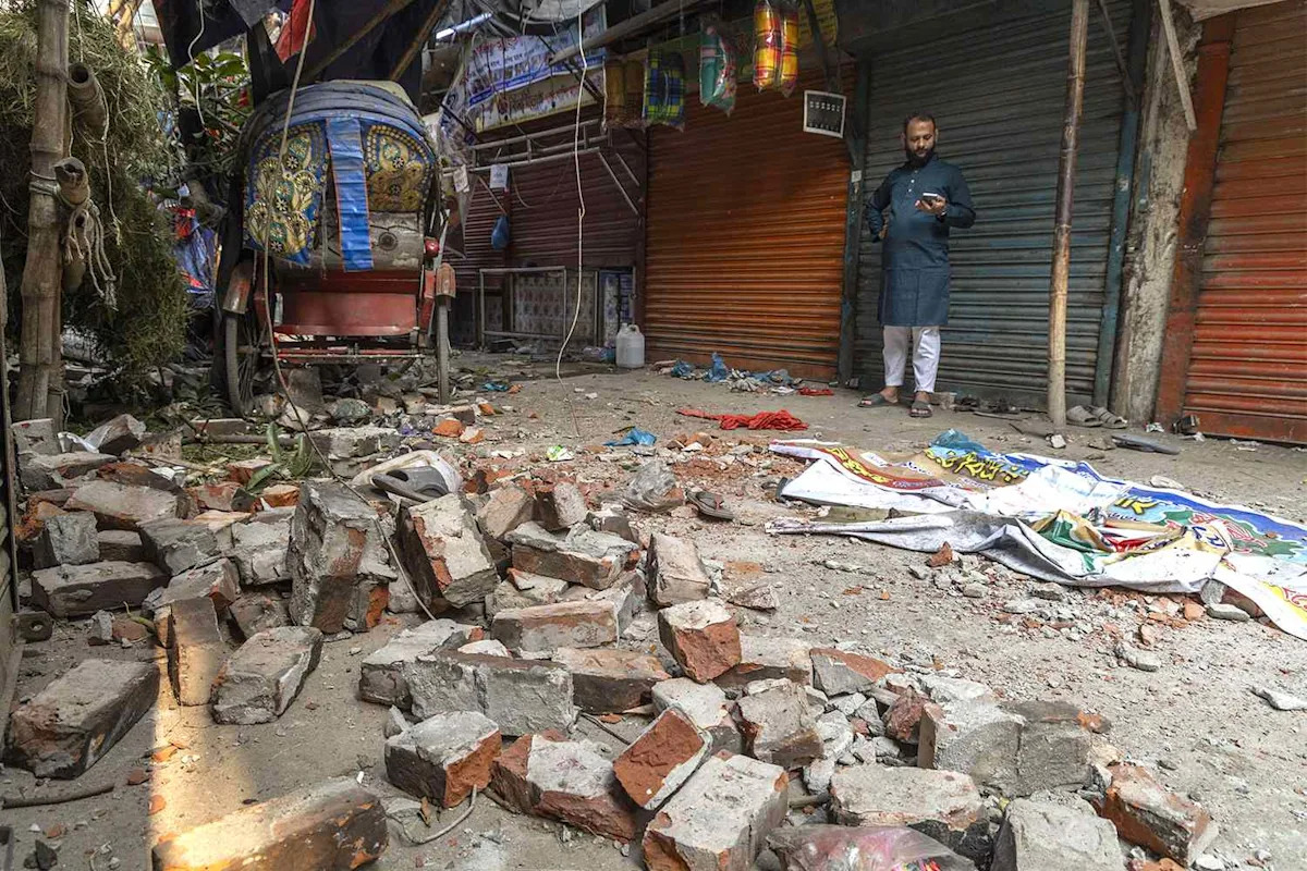 Image for At Least 8 Dead, More Than 450 Injured After 5.5-Magnitude Earthquake